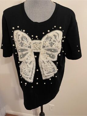 Black Womens Tee with White Lace Bow & Pearl Embellishment. Size XL